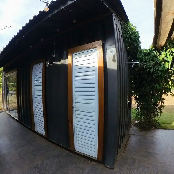 Banheiros externos de apoio à área de lazer