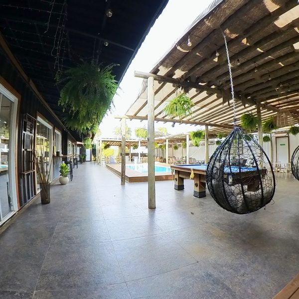 Cadeira-ovo suspensa no pátio de lazer