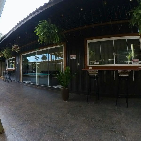 Varanda do Flat dos Amigos com bancada e banquetas