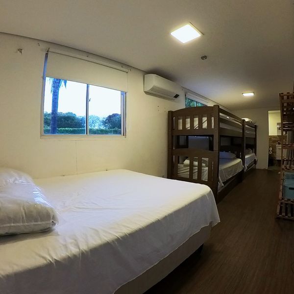 Cama de casal e beliche do Flat da Família