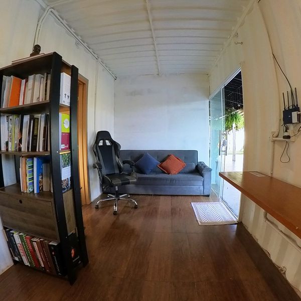 Sala do Flat do Renato Russo com sofá e estante