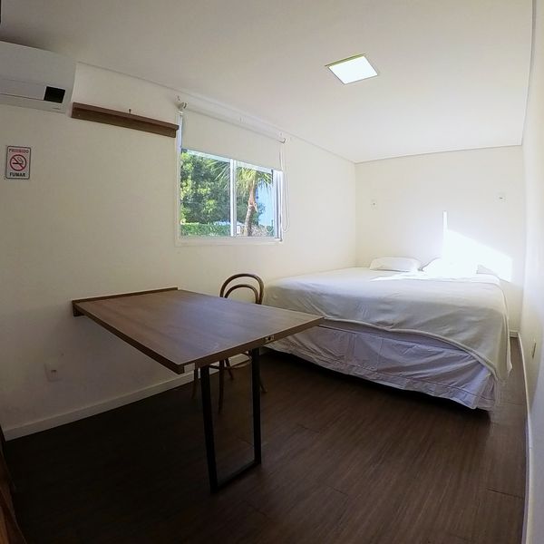 Suíte do Flat do Renato Russo com cama de casal