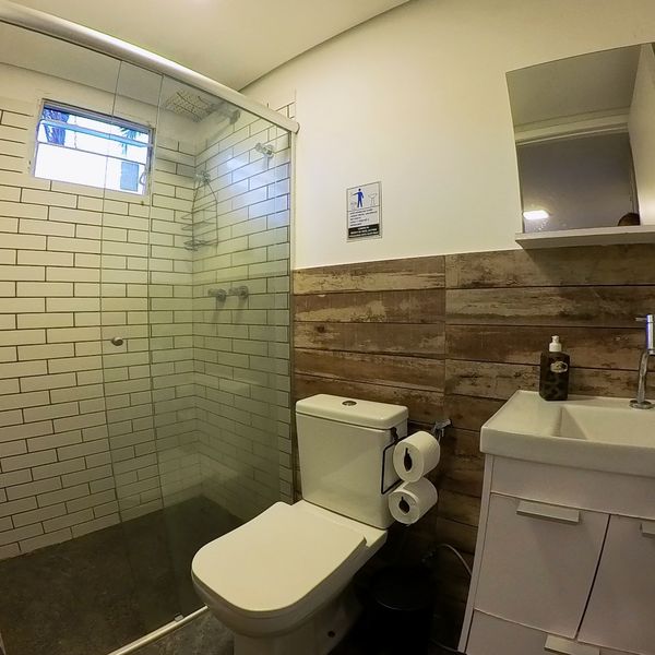 Banheiro do Flat dos Solteiros com box de vidro