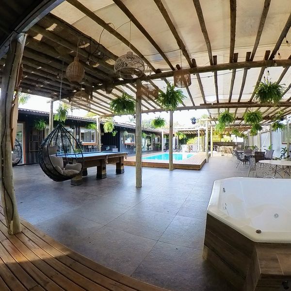 Ofurô no deck de madeira, ao lado da piscina