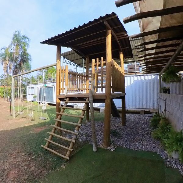 Parquinho infantil com torre de madeira e escada