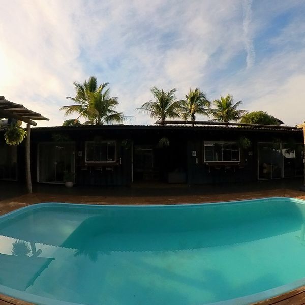 Piscina ao ar livre com palmeiras e céu aberto