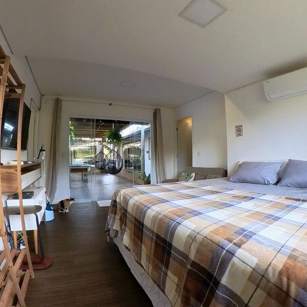 Suíte do Amor com cama de casal e saída para o pátio
