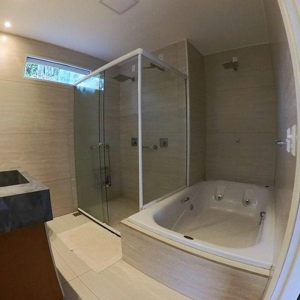 Banheira de hidromassagem e box de vidro da Suíte do Amor
