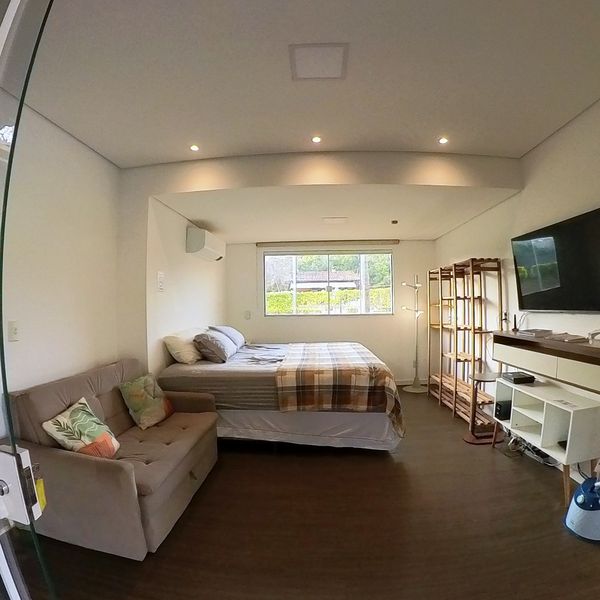Suíte do Amor com sofá, cama de casal e TV