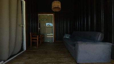 Sofá externo entre os flats — Gran Villela Stay - Espaço Inteiro - 37 pessoas - Lago Sul - Brasília-DF